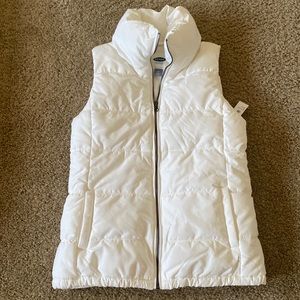 🤍 Old Navy White Vest W/ Zipper & Pockets 🤍
Size: XS || White Winter Vest ❄️